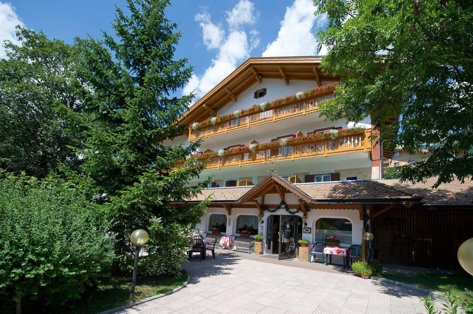Hotel Cristallo Vigo di Fassa Εξωτερικό φωτογραφία
